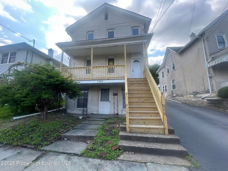1344 Washington St in Scranton, PA - Building Photo