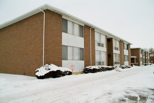 16840 E 11 Mile Rd in Roseville, MI - Building Photo - Building Photo