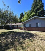 11054-11054 NE Glisan St in Portland, OR - Building Photo