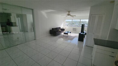 220 Kings Point Dr in Sunny Isles Beach, FL - Foto de edificio - Building Photo