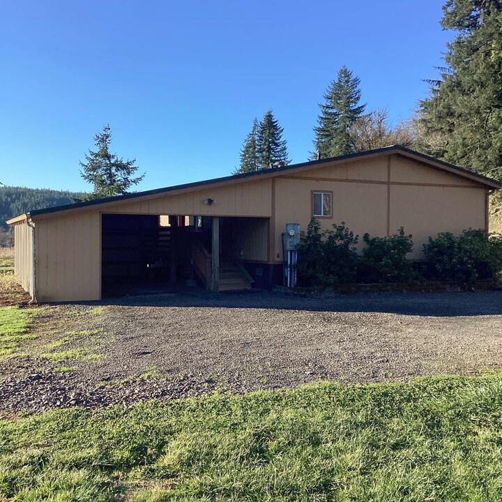 1347 Hidden Valley Rd in Toledo, OR - Building Photo