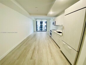 55 SW 9th St, Unit 3809 in Miami, FL - Building Photo - Building Photo