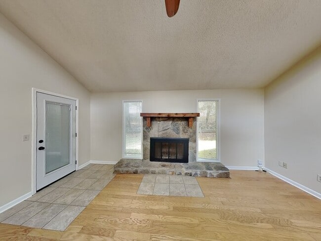 4569 S Landing Dr in Marietta, GA - Foto de edificio - Building Photo