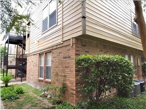 5608 Cougar Dr, Unit 107 in Austin, TX - Building Photo - Building Photo
