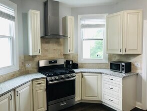 2824 N Ridgeway Ave, Unit 2 in Chicago, IL - Foto de edificio - Building Photo
