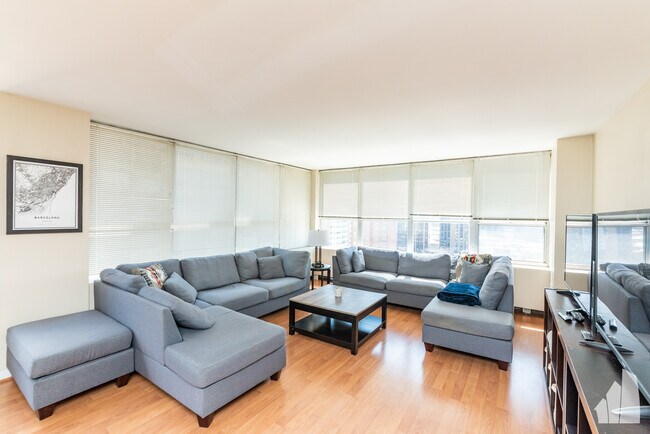 655 W Irving Park Rd, Unit 1501 in Chicago, IL - Building Photo - Building Photo