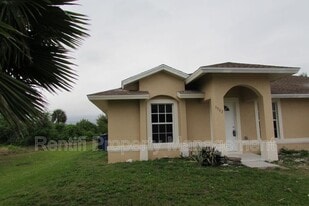 1562 Gilbert Ave S in Lehigh Acres, FL - Building Photo