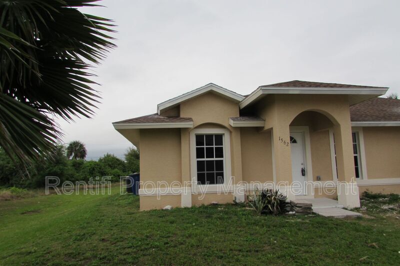 1562 Gilbert Ave S in Lehigh Acres, FL - Building Photo