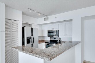 90 Alton Rd, Unit 2703 in Miami Beach, FL - Building Photo - Building Photo