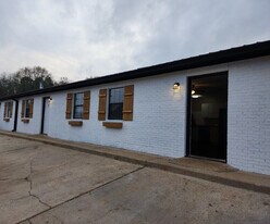 239 Hartfield Rd in Hattiesburg, MS - Building Photo