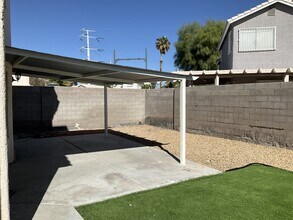 5726 Roundrock Dr in Las Vegas, NV - Building Photo - Building Photo