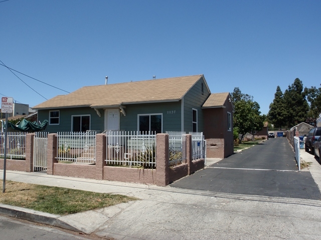 11137 Arminta St in Sun Valley, CA - Building Photo