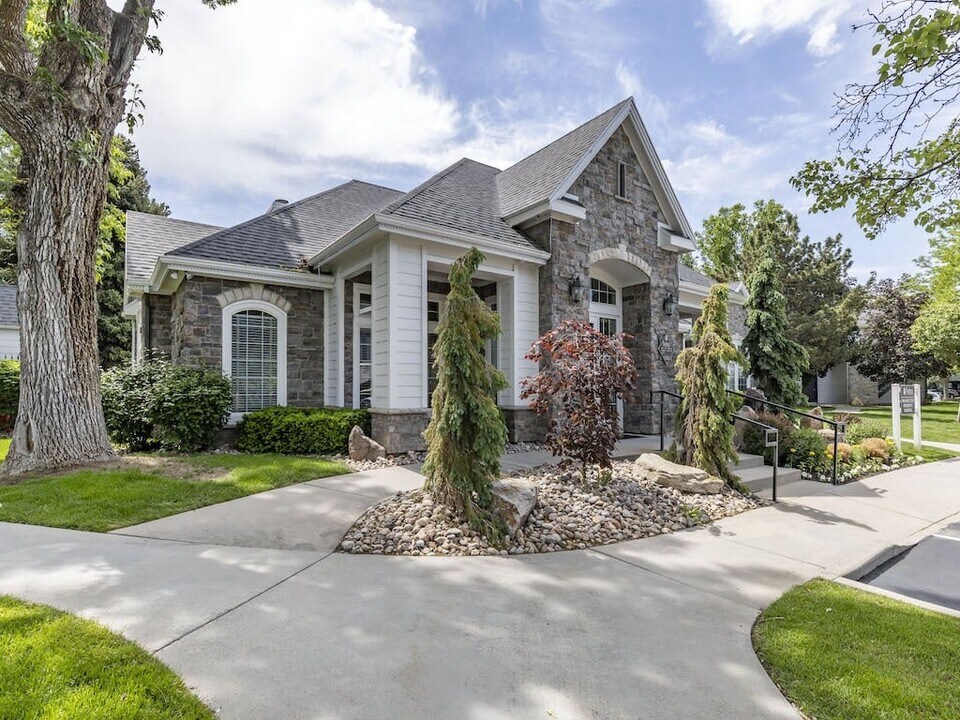 Pinehurst Apartments in Midvale, UT - Building Photo