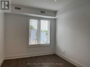 1415-1415 Gerrard St E in Toronto, ON - Building Photo - Building Photo