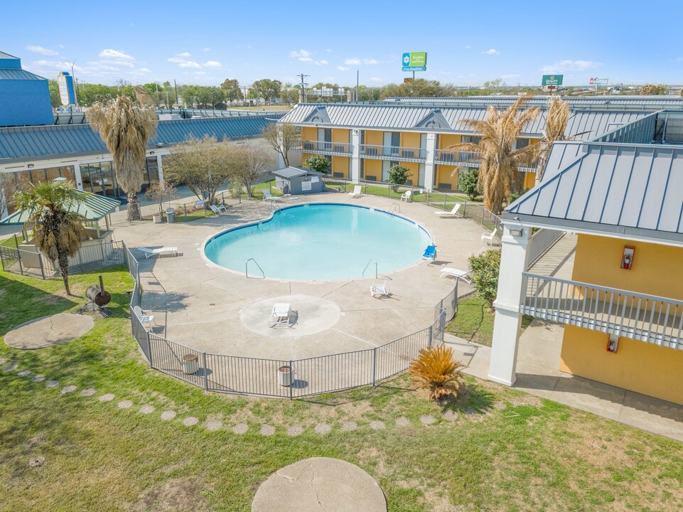 Siegel Suites San Antonio in San Antonio, TX - Building Photo