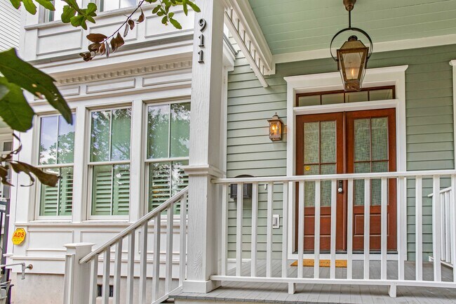 911 Barnard St in Savannah, GA - Building Photo - Building Photo