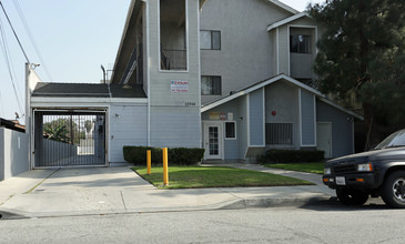 Greystone Apartments in Hawthorne, CA - Foto de edificio - Building Photo