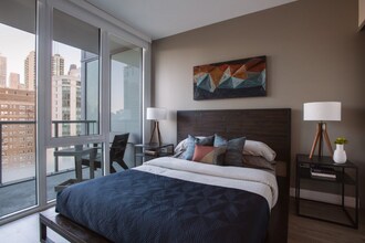 102 W Hill St in Chicago, IL - Building Photo - Building Photo