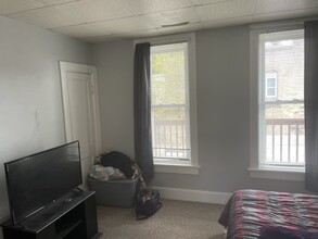 50 N Main St, Unit 4 in Deerfield, WI - Foto de edificio - Building Photo