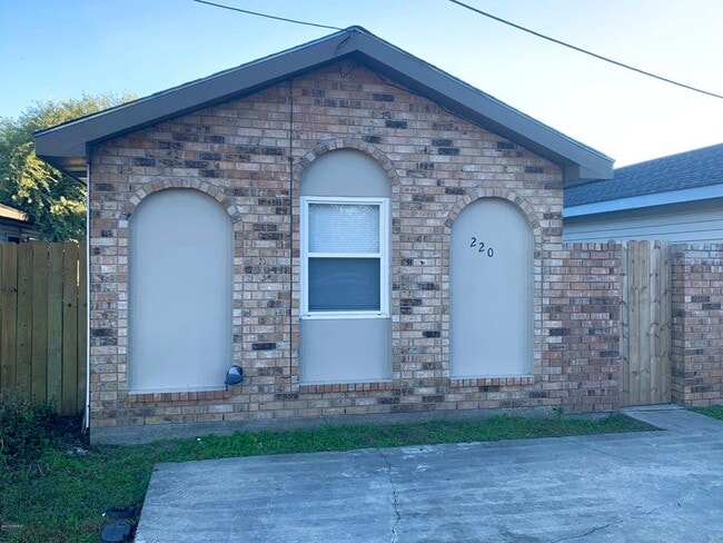 property at 220 Briarcliff Dr