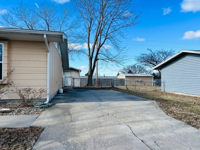 607 Sara St in Junction City, KS - Building Photo - Building Photo