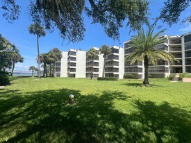 944 S Peninsula Dr in Daytona Beach, FL - Building Photo