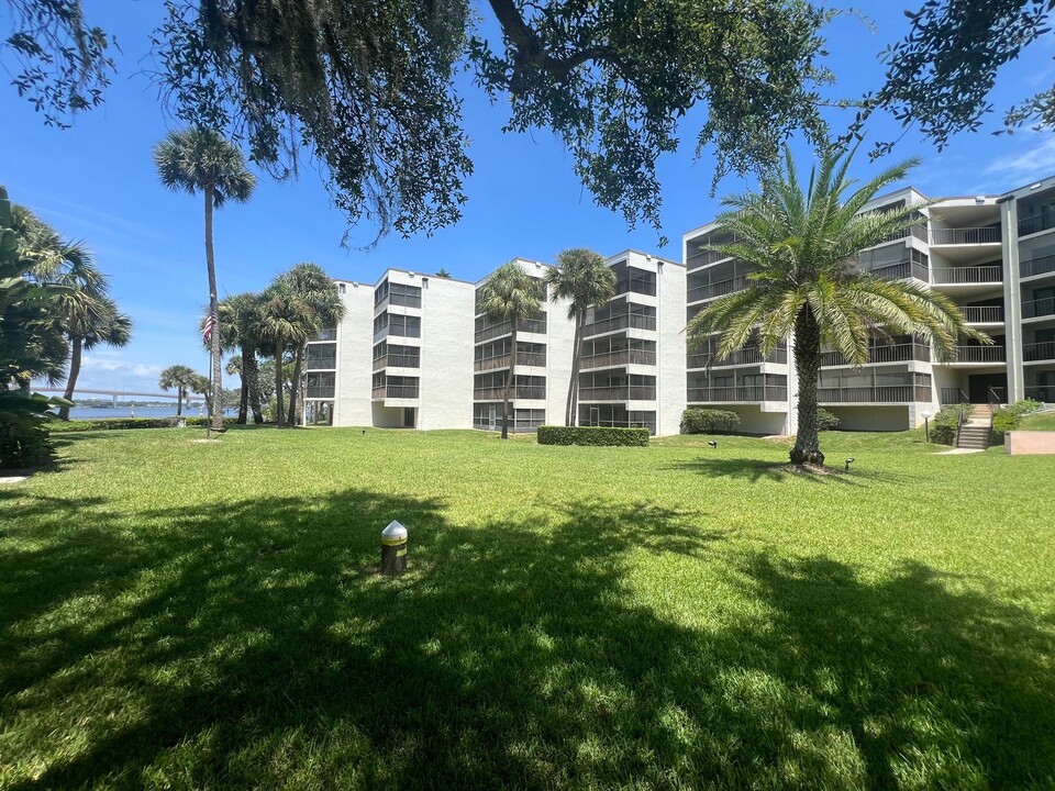 944 S Peninsula Dr in Daytona Beach, FL - Foto de edificio