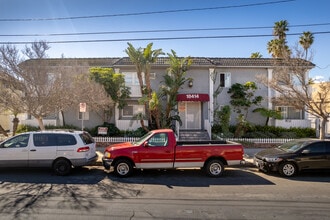18414 Collins St in Tarzana, CA - Foto de edificio - Building Photo