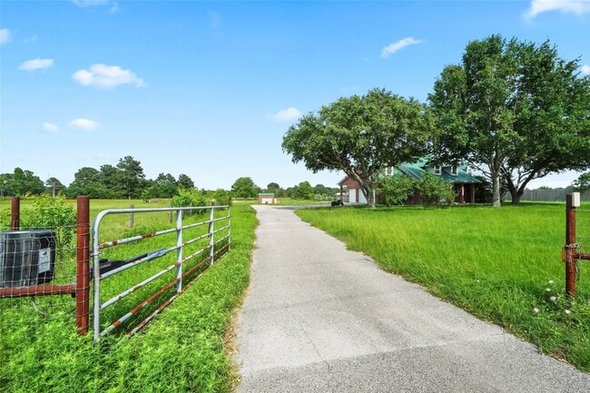 19250 Becker Rd in Hockley, TX - Building Photo - Building Photo