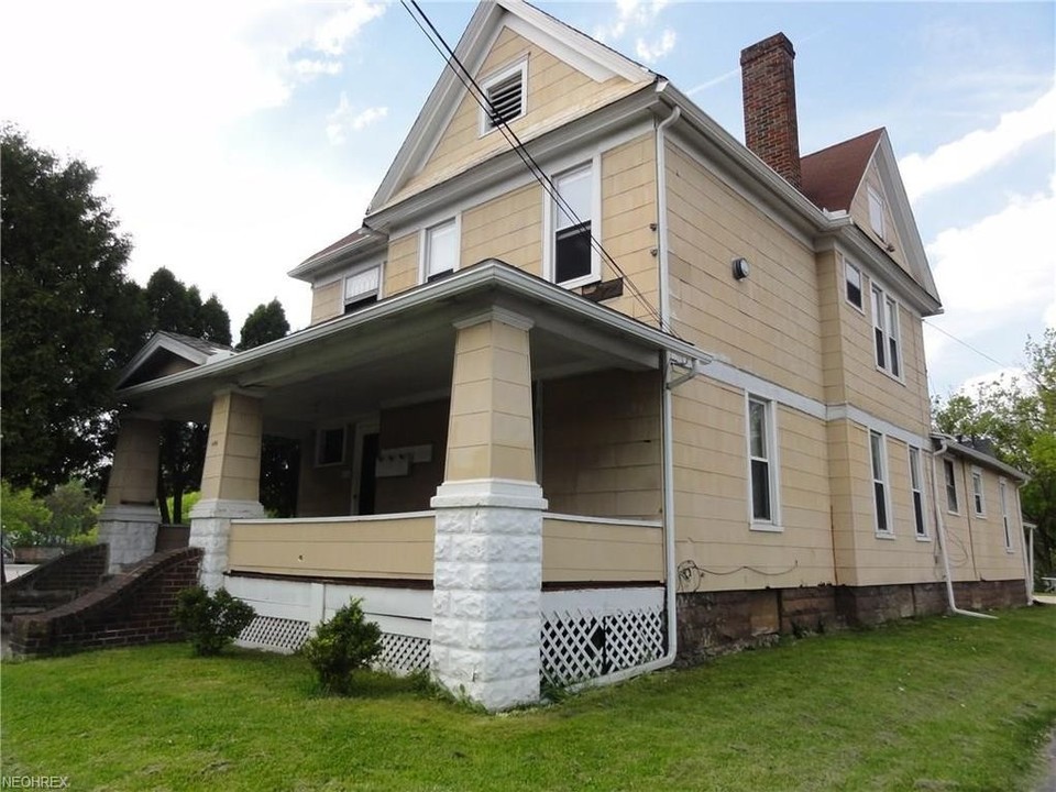 600 W Main St in Ravenna, OH - Foto de edificio