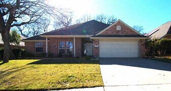 808 Royal Oak Ln in Burleson, TX - Building Photo