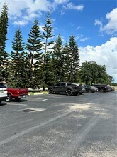 3000 Sunrise Lakes Dr W in Sunrise, FL - Foto de edificio - Building Photo