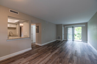 Palm Cove Apartments in Daytona Beach, FL - Building Photo - Interior Photo