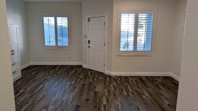 8551 Kenneth Clyde St in Las Vegas, NV - Foto de edificio - Building Photo