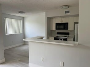 2600 S University Dr, Unit 227 in Davie, FL - Building Photo - Building Photo