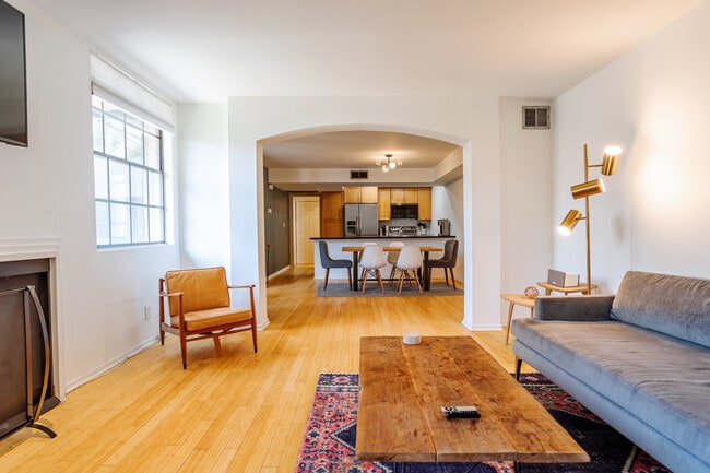 740 N Kings Rd, Unit 318 in Los Angeles, CA - Building Photo - Building Photo