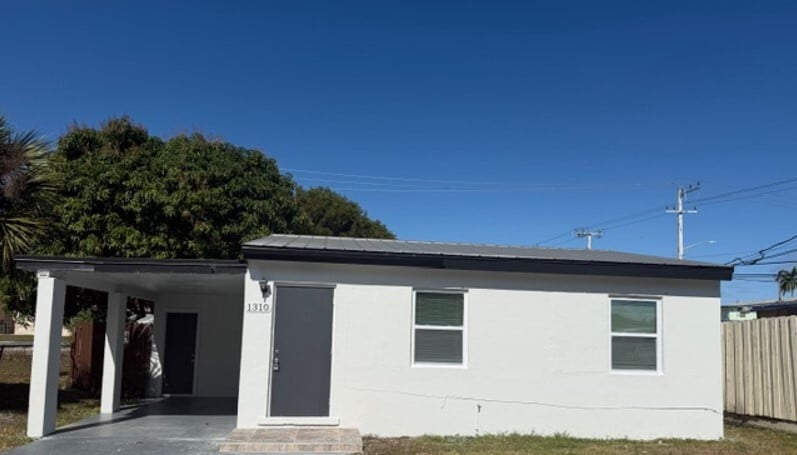 1310 W 28th St in Riviera Beach, FL - Building Photo