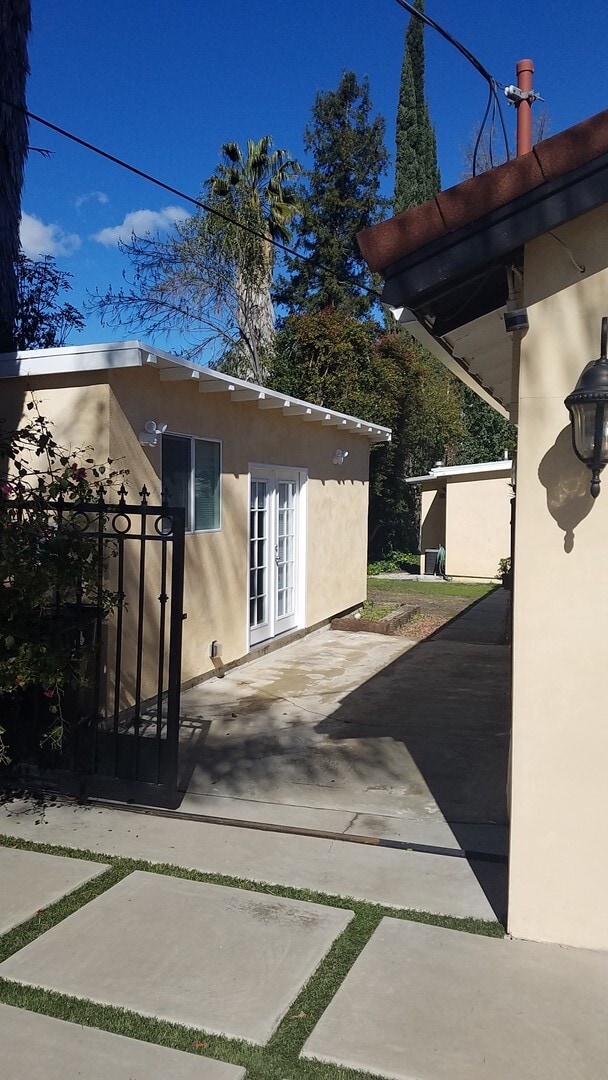 19437 Collier St in Los Angeles, CA - Building Photo - Building Photo