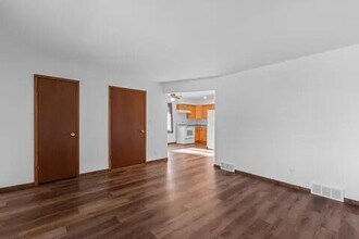 137 S Judge Dr in Saukville, WI - Building Photo - Building Photo