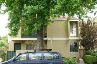 1105 Capuchino Ave in Burlingame, CA - Building Photo - Building Photo