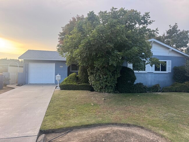 1431 Hoag Ave in Sanger, CA - Building Photo - Building Photo