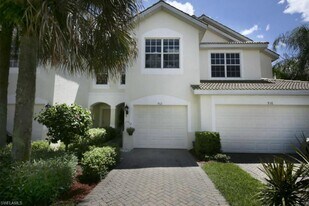 912 Hampton Cir in Naples, FL - Building Photo