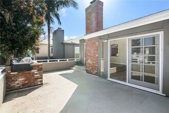 411 Goldenrod Ave in Newport Beach, CA - Building Photo - Building Photo