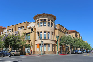 3301 E 12th St in Oakland, CA - Foto de edificio - Building Photo