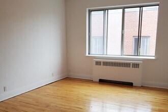 4825 Ste-Catherine in Montréal, QC - Building Photo - Building Photo