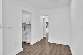 652 SW 5th St in Miami, FL - Building Photo - Building Photo