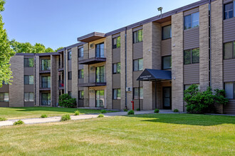 Oakwood Court Apartments in St. Cloud, MN - Foto de edificio - Building Photo