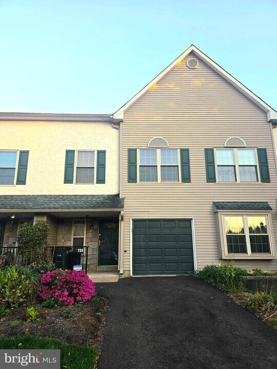 725 Dell Ct in Southampton, PA - Building Photo