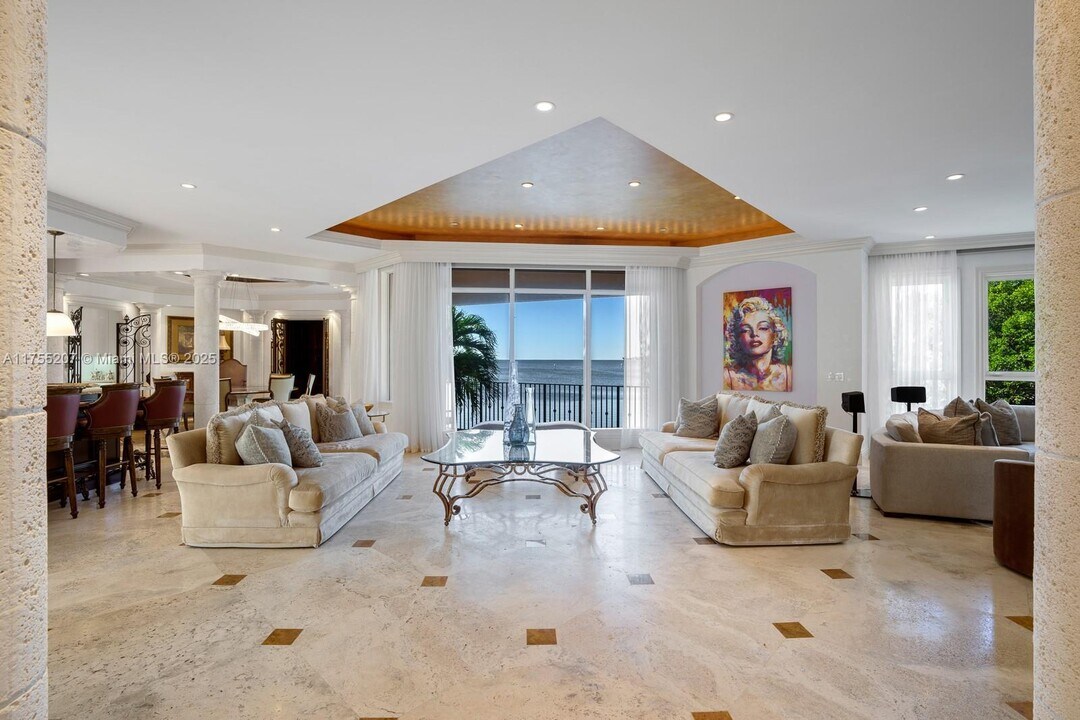3471 Main Hwy in Miami, FL - Building Photo