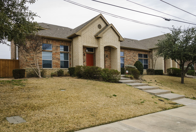 Kings Village Carriage Homes in Grand Prairie, TX - Building Photo - Building Photo